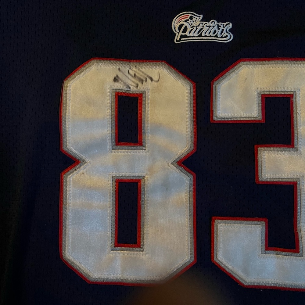 Future HOF Wes Welker signed jersey and comes with a patriots bag with zipper